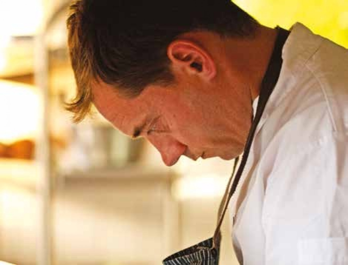 Le chef Nicolas Leclerc a pris la suite de sa grand-mère, la fondatrice de l'établissement, en gardant le même amour des produits et l'esprit généreux du restaurant.