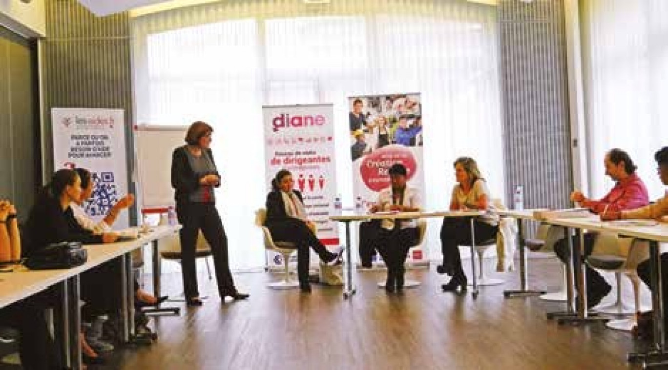 Entourée de Fany Ruin, Seelabaye Appa et Isaure Buridard, Claudine Jacob- Ternisien (debout), a animé l’atelier "Entreprendre au féminin, différence ou similitude".