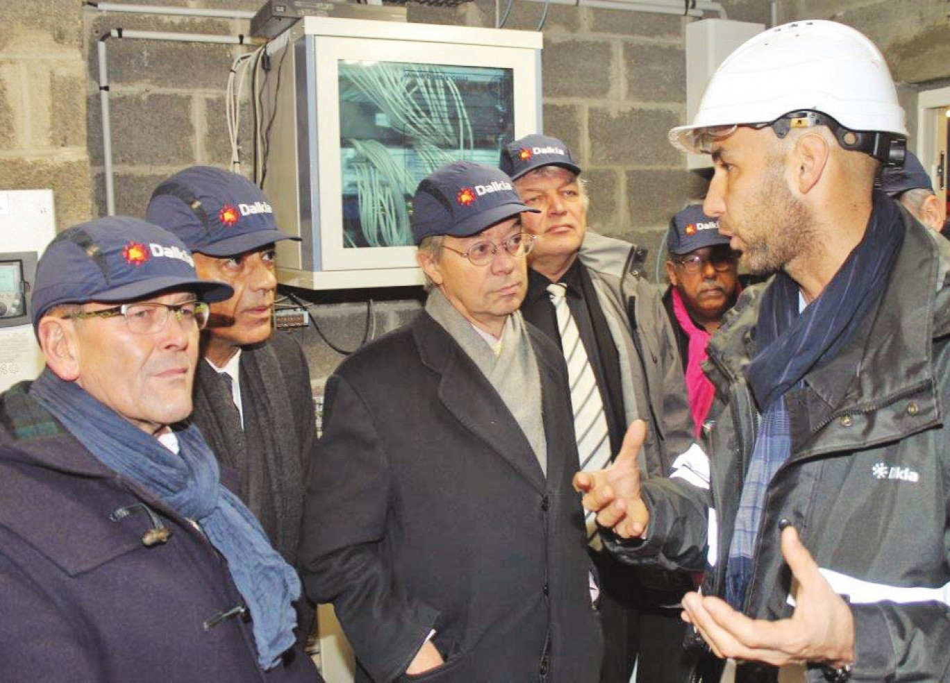 Le sénateur Philippe Marini très attentif aux explications du technicien.