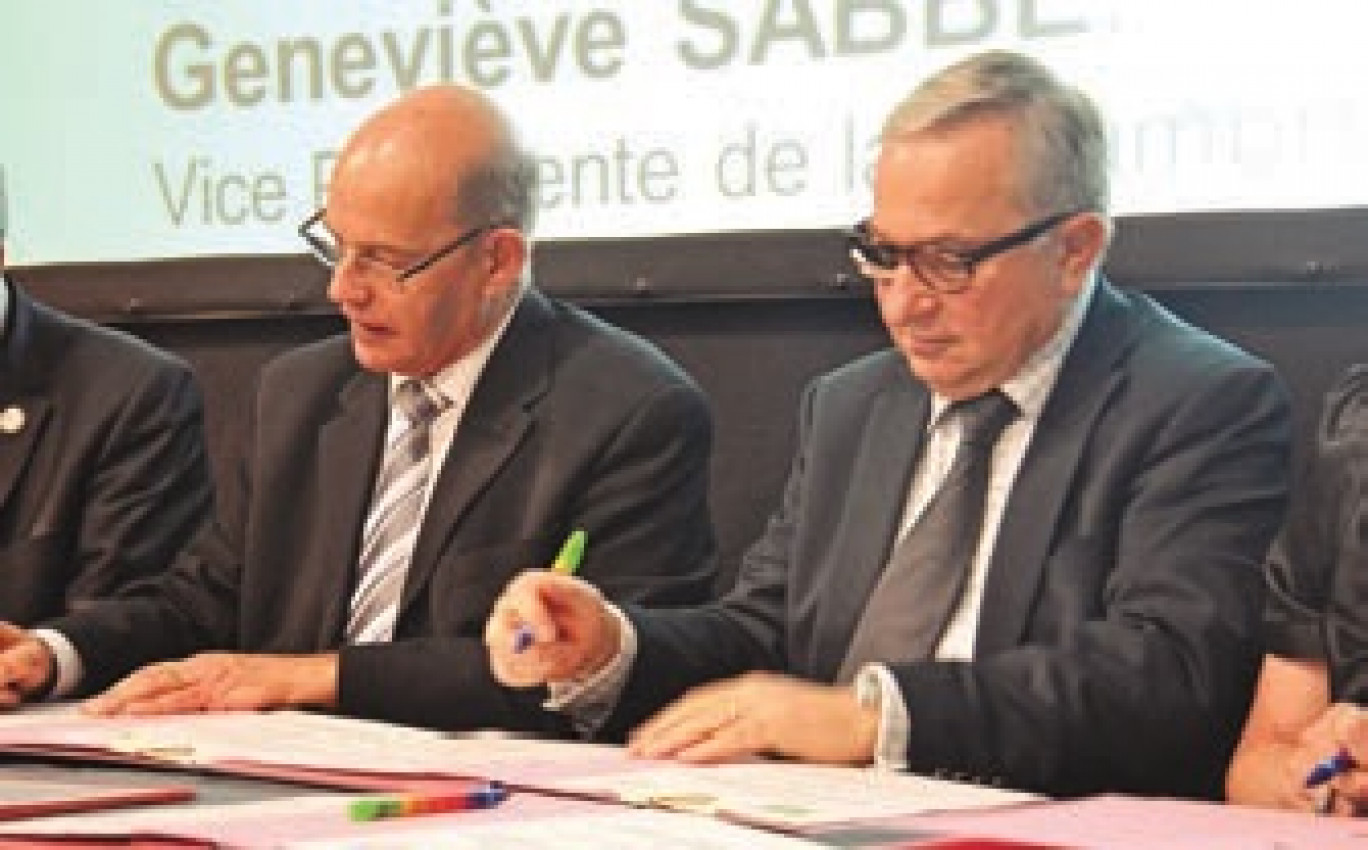 La convention signée par Alain Bethfort et Claude Gewerc vise à dynamiser l'artisanat. 