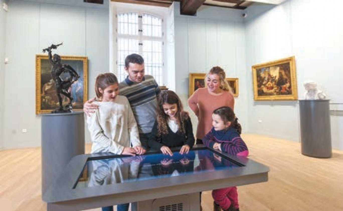 La nouvelle table tactile du musée attire les visiteurs. 