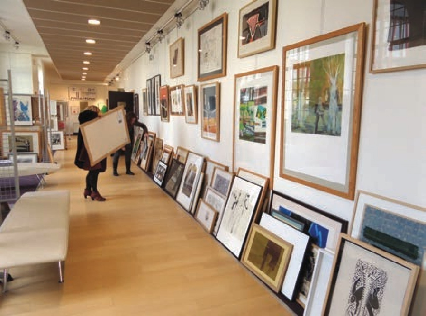Les adhérents viennent échanger les œuvres d'art à la Médiathèque de Tergnier qui accueille l'Artothèque dans ses locaux.