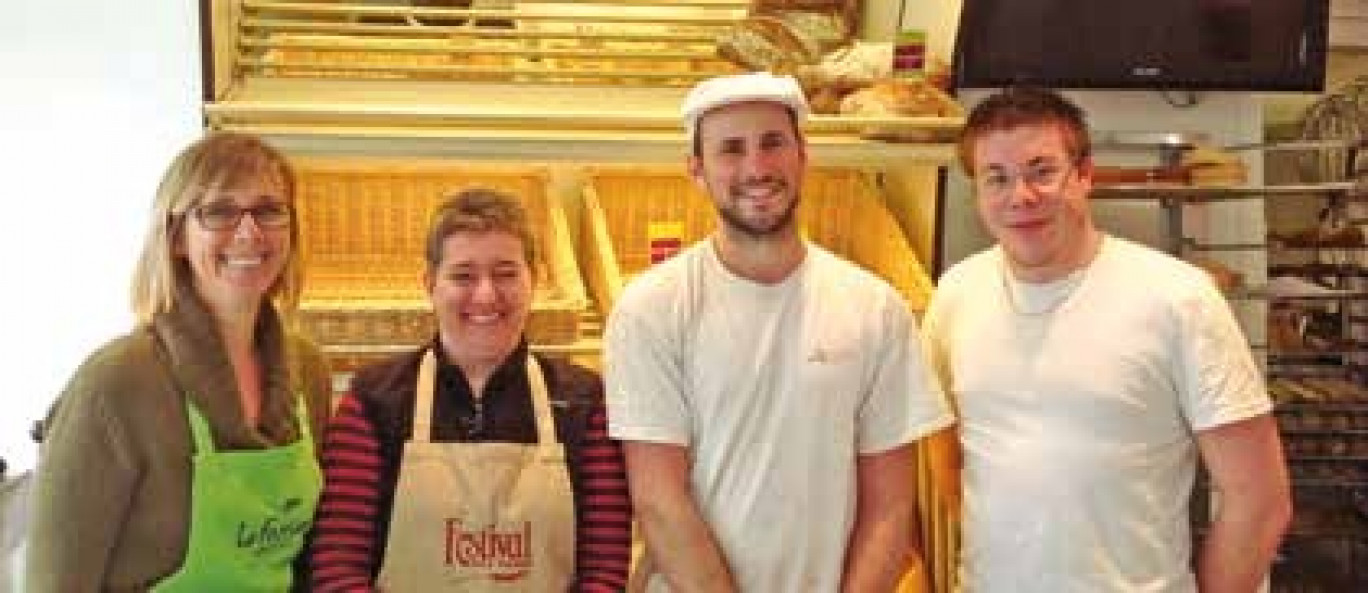 (De g. à d.) Katty Martin, Guylaine une ses vendeuses, son gendre et boulanger Vincent, et Guillaume, pâtissier.