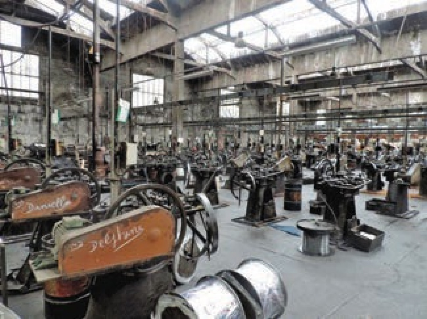 Trois ouvriers travaillent encore sur ces machines construites entre 1890 et 1925.