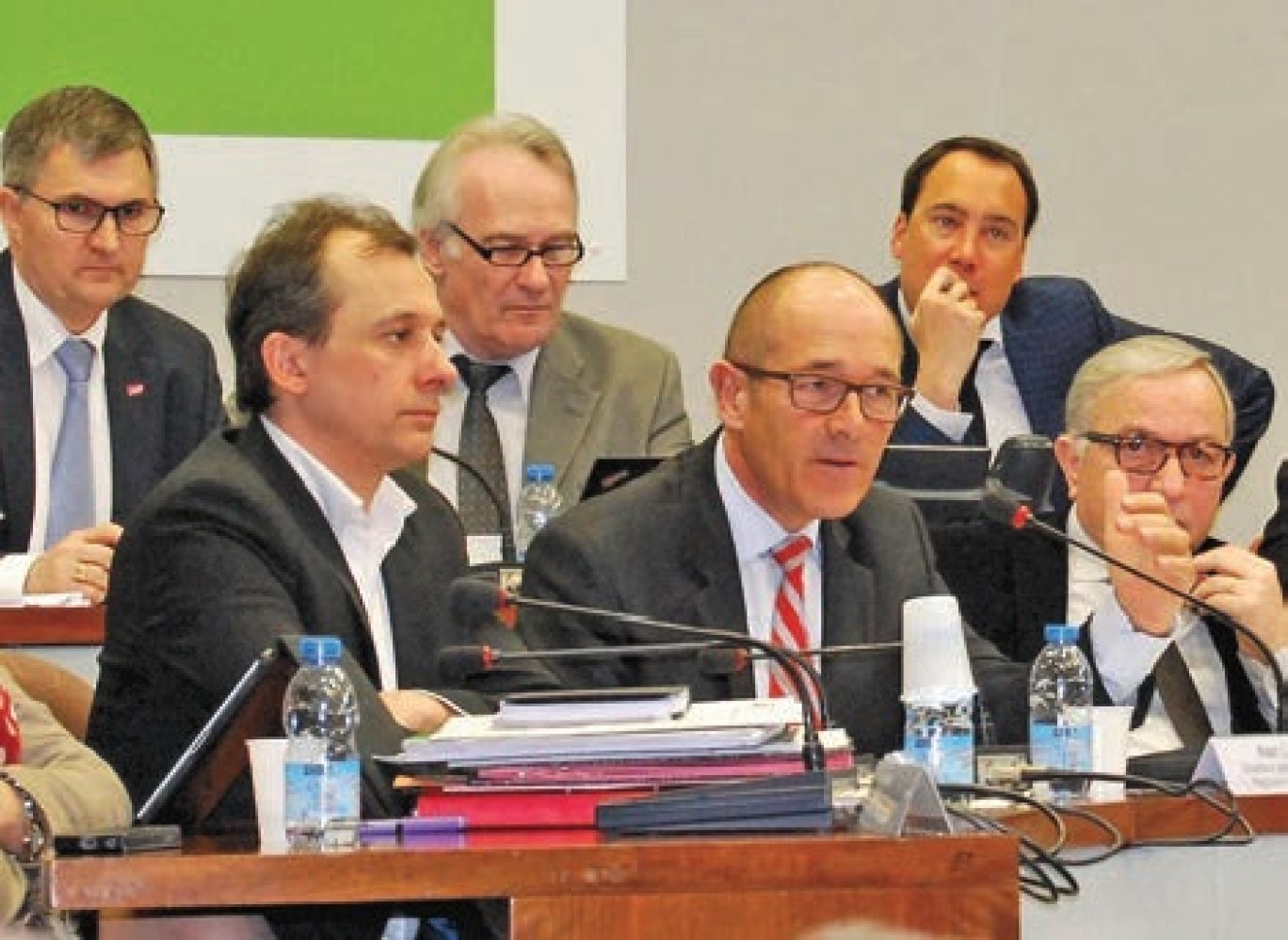 Alain Le Vern (au centre au premier plan) a annoncé un plan d'urgence pour améliorer le service du transport ferroviaire en Picardie.