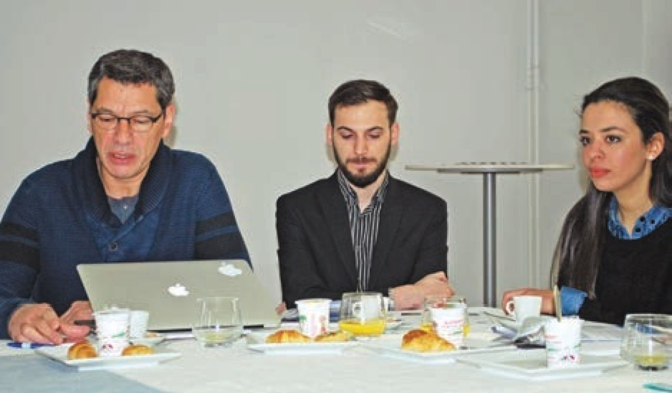 El Mustapha Mouaddib, directeur du l’équipe de recherche MIS, accompagné de deux étudiants doctorants.