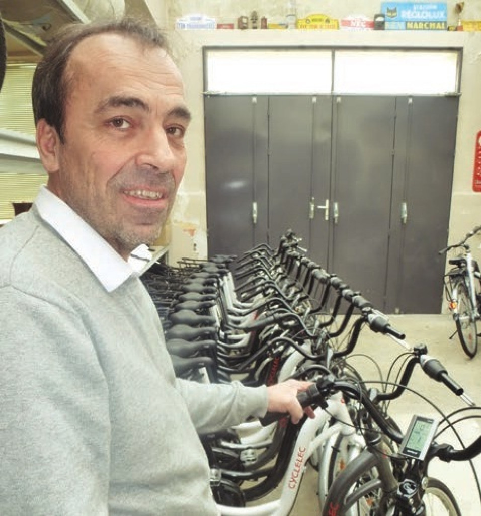 Patrick Choquet, dans son atelier où il assemble et vend ses vélos.