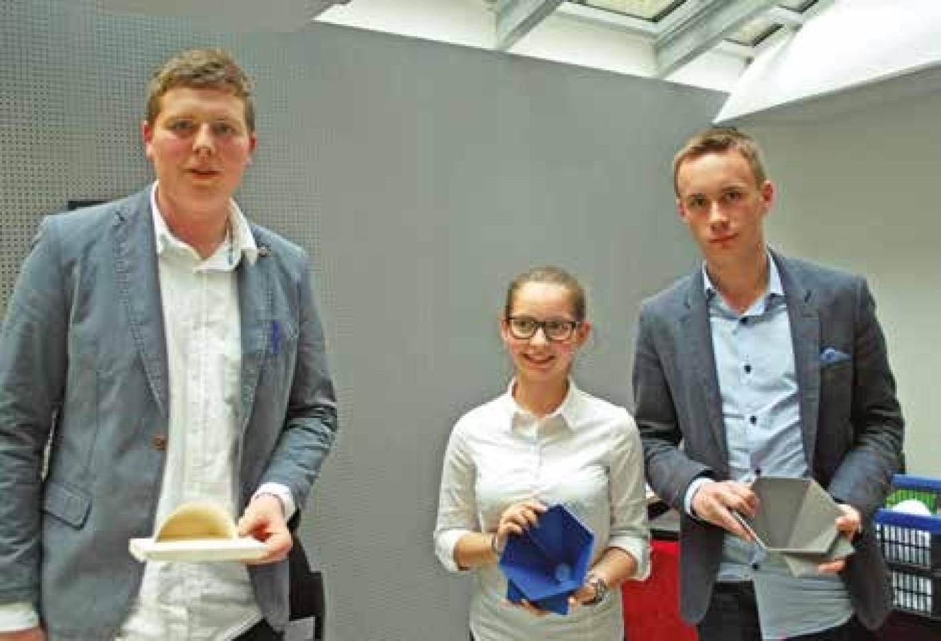 Fanny Pouillaude, Corentin Yon et Martin Sweertvaeghen avec le Gram, super amplificateur de son pour téléphones portables.