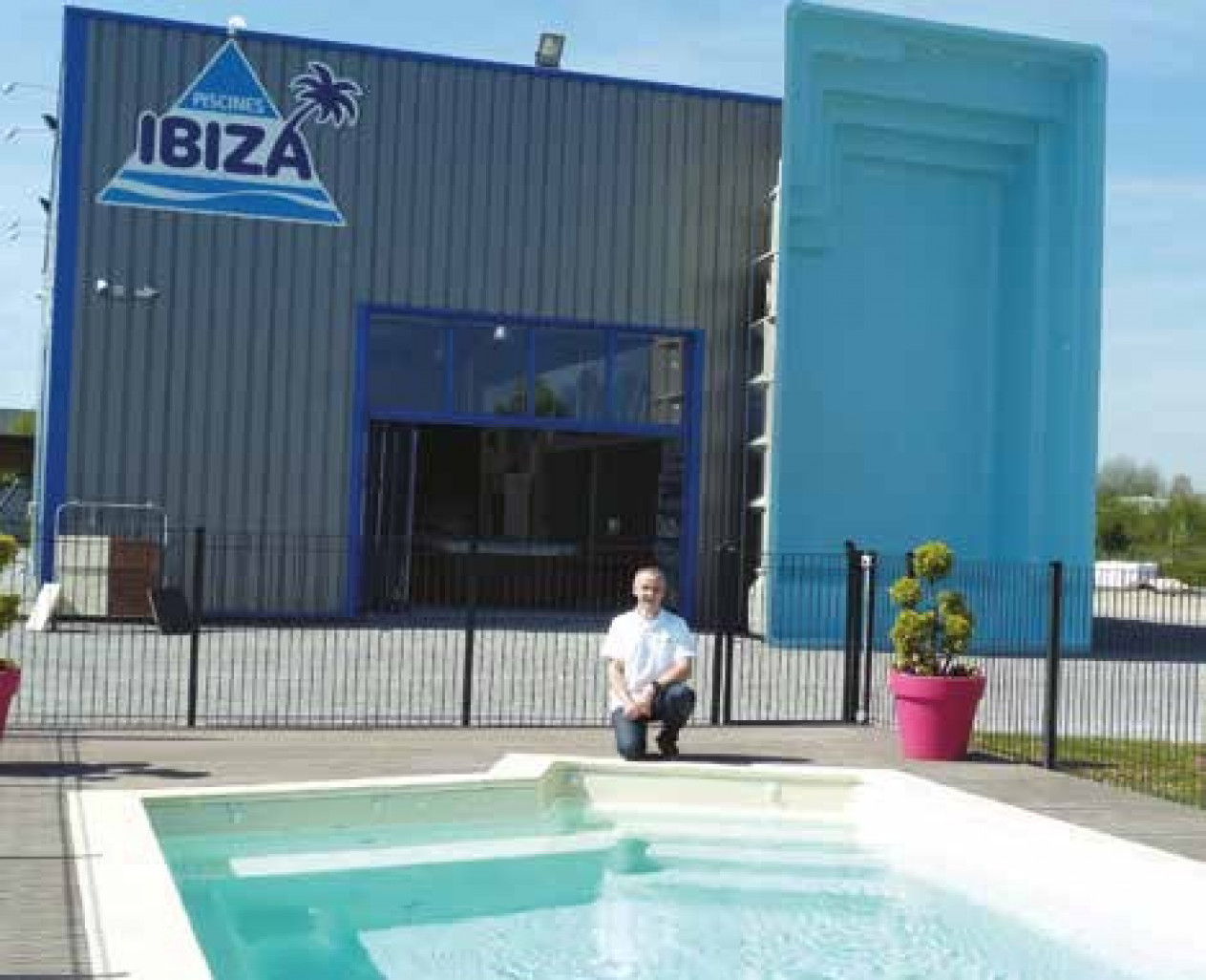 Arnaud Fernet vient d’ouvrir à Péronne, l’une des plus grandes expositions de piscines de Picardie.