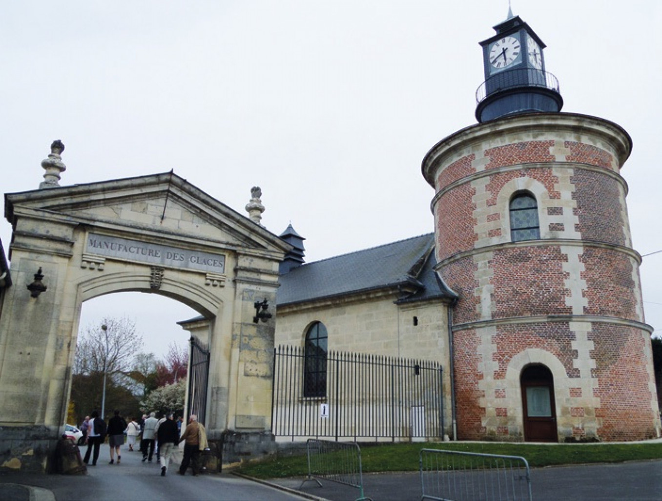 La célébration du 350e anniversaire du groupe Saint-Gobain se devait de faire étape dans le village de l’Aisne, berceau de son histoire.