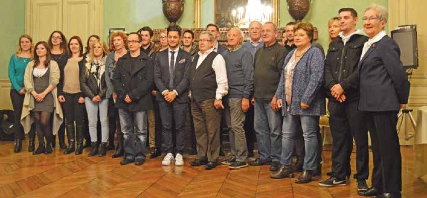 Photo de groupe à l'issue de la cérémonie qui a récompensé les 16 lauréats de cette année.