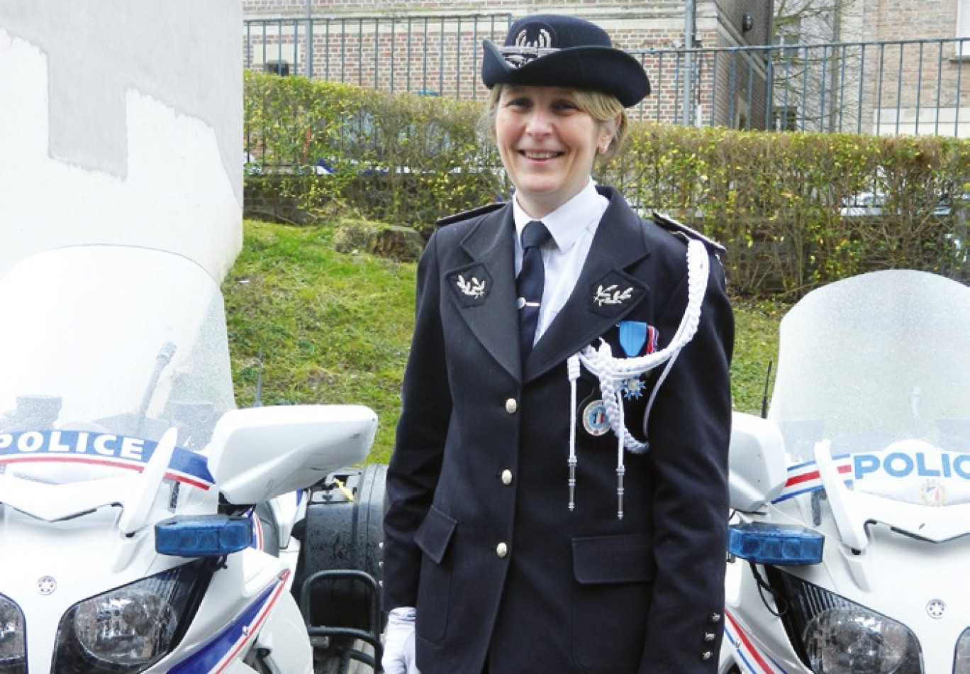 Isabelle Skiba lors de la cérémonie dans la cour du commissariat central d’Amiens.