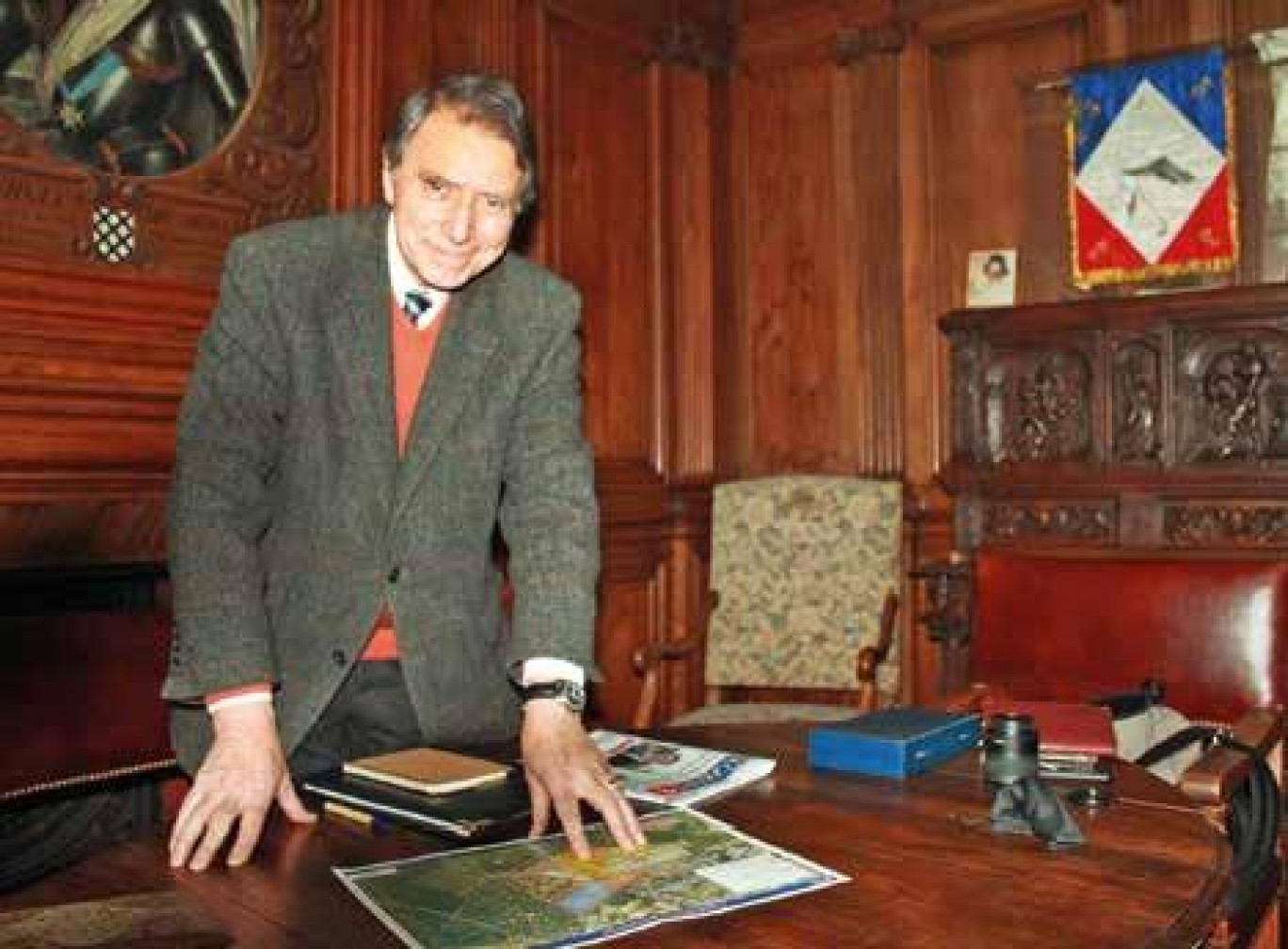 Michel Foubert devant le plan de la future Zac de la Plaine des Sablons.