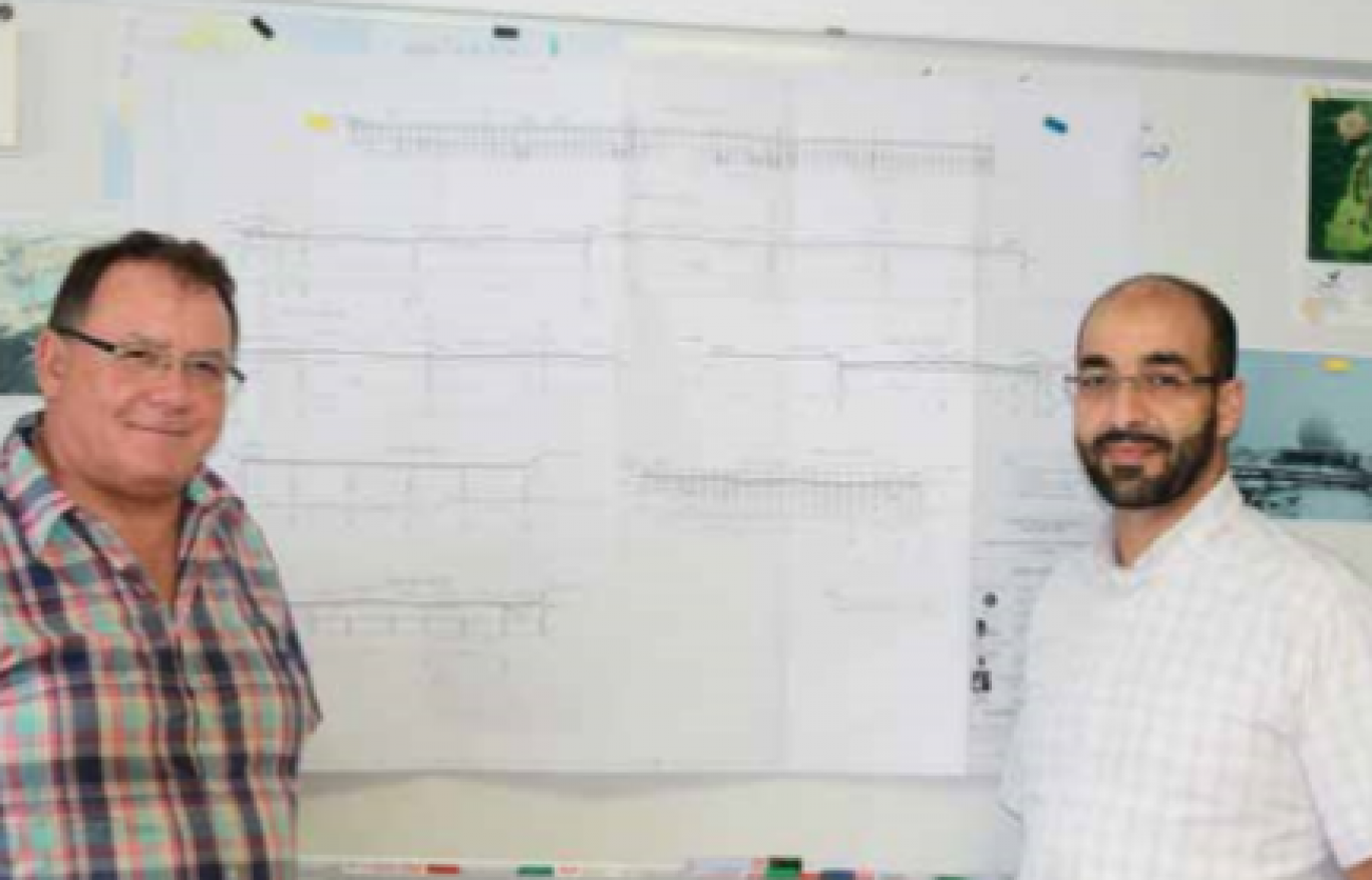 Francis Gorguet et Mohammed Sellali devant le plan d’extension du Leclerc de Belfort.