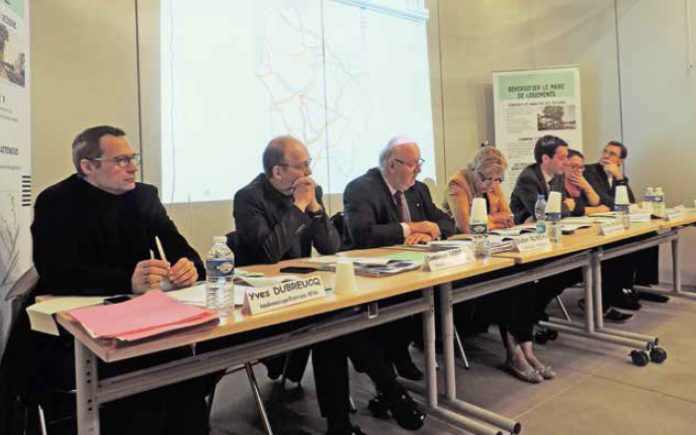 Élus et responsables SNCF régionaux devant les usagers : des échanges constructifs pour améliorer la qualité du service public.