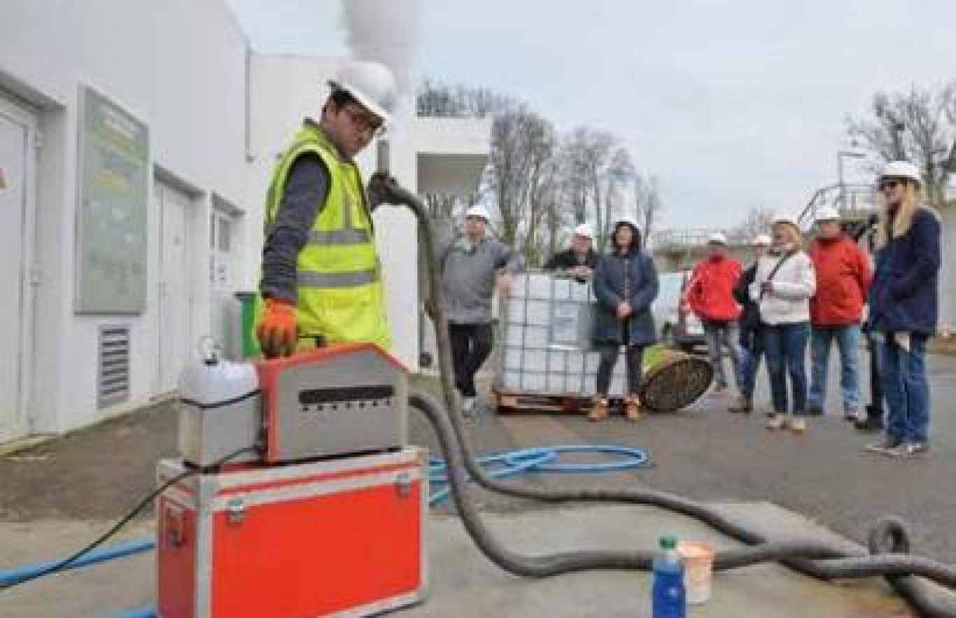 Pendant la visite guidée des équipements d'assainissement et d'eau potable de la communauté de communes du Liancourtois et la Vallée dorée.