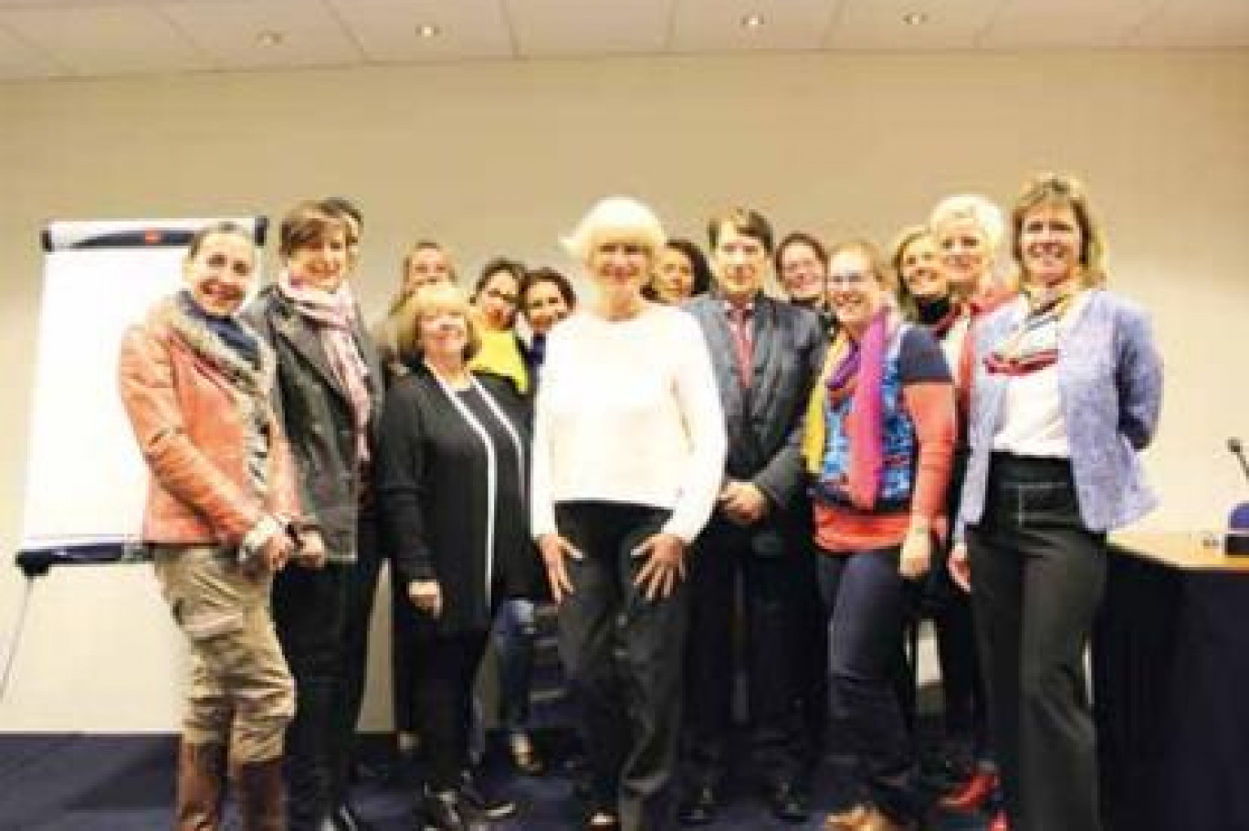 Annick Peltyn (au centre), entourée des femmes et hommes impliqués dans ce réseau.