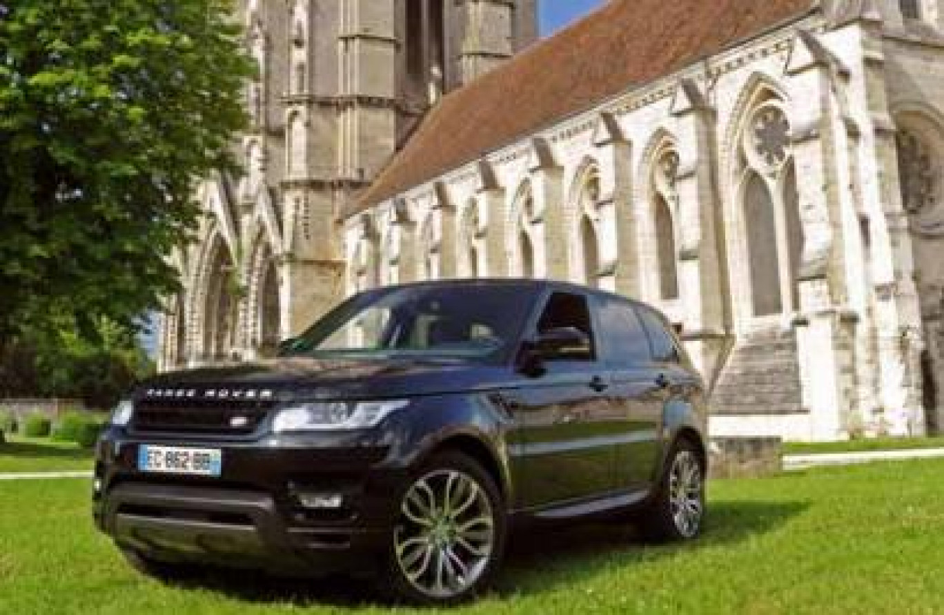 Symbole d’un service haut de gamme, Chantal Allignon conduit ses clients dans un luxueux Range Rover.