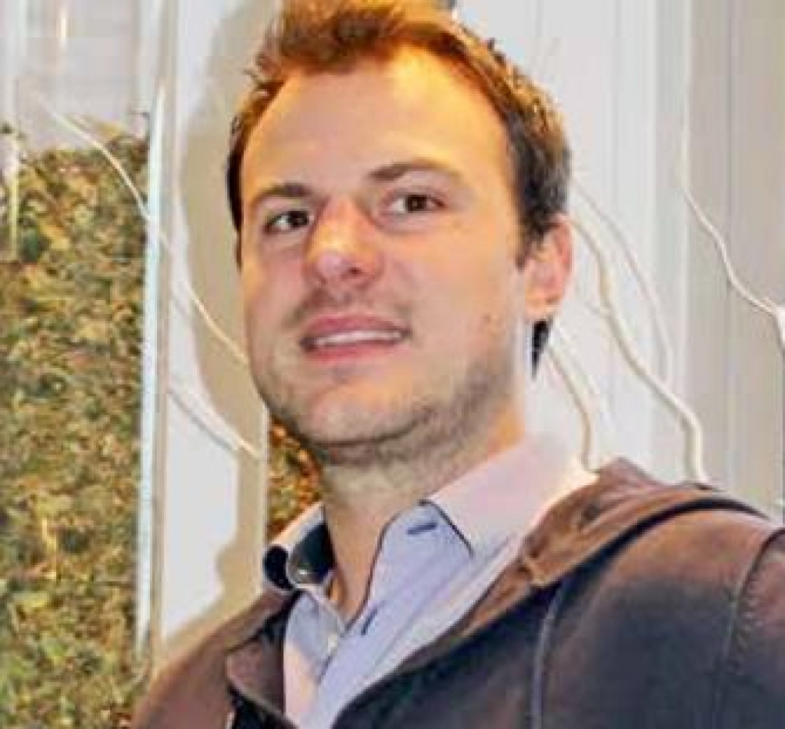 Trois ans après ses débuts, l’entreprise Florixir, basée à Gamaches, a ouvert un magasin de produits (tisanes, huiles essentielles…) 100 % bio et cultivés maison.
À la sortie Gamaches, au rond-point menant à Bouttencourt, le logo Florixir se dé- ploie fièrement. Il y a trois ans que Thomas Lecureux a fondé son entreprise. Son magasin, qui lui sert aussi de laboratoire, n’a ouvert qu’il y a six mois. Après un master en production végétale et industrie alimentaire à Amiens, des stages à l’étranger, puis un poste de responsable des compléments alimentaires dans une entreprise internationale dans le sud de la France, il est revenu sur ses terres natales pour développer son entreprise.
UNE TRENTAINE DE PLANTES
La culture des plantes est réalisée avec une grande exigence. Elles ne sont récoltées qu’au moment optimum : « Sinon la qualité ne serait pas au rendez-vous. Même si c’est compliqué, nous arrivons à faire pousser des plantes du sud comme la lavande ». Thomas Lecureux s’est d’abord lancé dans une production de plantes sur 5 000 m2. C’est aujourd’hui sur deux hectares que se développent une trentaine de plantes différentes : menthe, mélisse, camomille, verveine, thym... Séchées, elles deviennent des tisanes, des aromates et d’autres produits annexes. Une partie est distillée pour donner naissance à des hydrolats (eaux florales et lotions). Les huiles essentielles (menthe poivrée, lavandin, lavande, romarin, thym, sarriette, sauge sclarée…) font aussi la renommée de Florixir.
JUSQU’AUX ASSIETTES
Les produits Florixir se retrouvent également dans les assiettes d’une trentaine de restaurateurs. « Au début, ils étaient un peu sceptiques. Ils pensaient que les plantes sèches n’avaient pas de goût. Une fois qu’ils ont goûté à nos produits, ils ont adhéré. » Le magasin a su fidéliser sa clientèle : « Beaucoup reviennent avant que les pots soient vides. Les nouveaux viennent chez nous par le bouche-à- oreille », remarque le gérant. Les autres clients sont des épiceries fines et des boutiques bio des quatre coins des Hauts-de-France. Pour les particuliers, le magasin est ouvert le mercredi, vendredi, samedi et dimanche de 9h30 à 18h30. Ils peuvent notamment se servir librement en plantes en vrac. L’entreprise cherche à présent à se développer. Elle recherche des commerciaux dans tout le pays. Un site Internet lui permet également de multiplier les ventes.