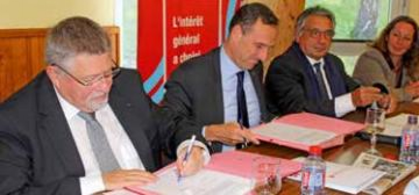 (de g. à d.) Philippe de Mester, Olivier Sichel et Laurent Somon signant la convention de partenariat pour le développement des territoires ruraux.