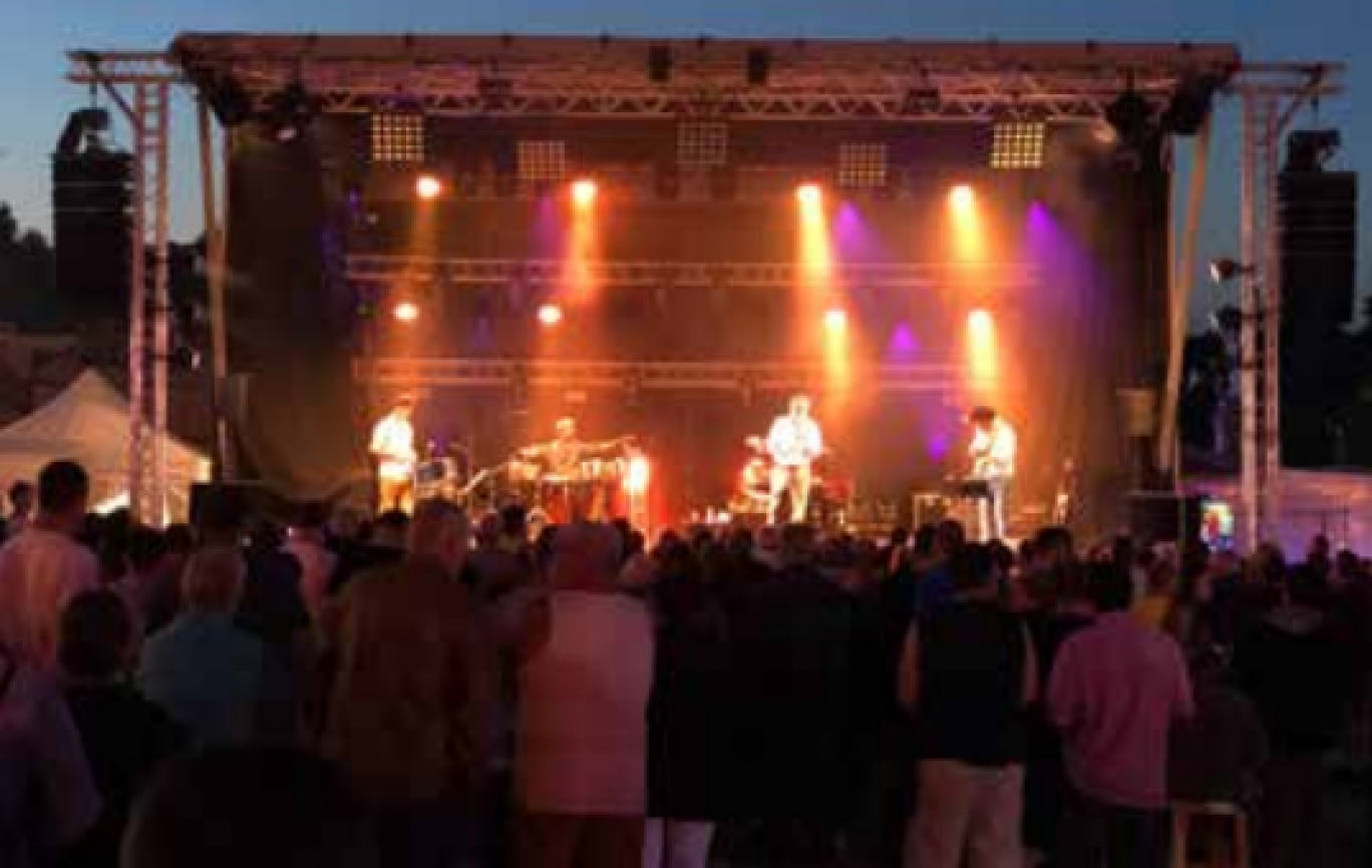 La société chaunoise assure la partie son et éclairage de nombreux concerts et festivals sur la région.