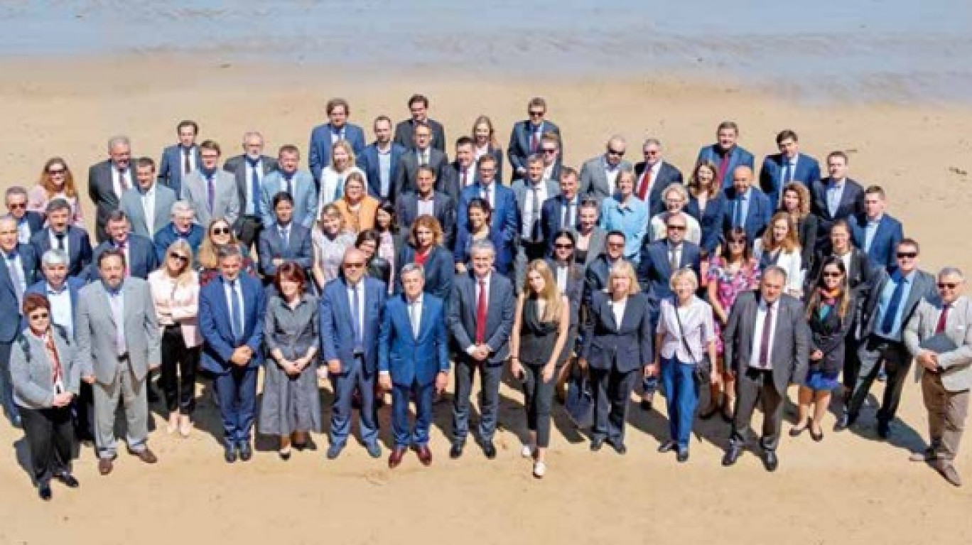 Une soixantaine de personnes, des vingt-deux délégations de notariats européens membres du CNUE, sur la plage de Saint-Malo.