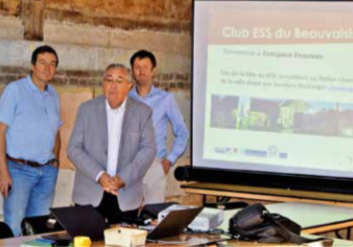(au centre) Jean-Luc Bourgeois, maire-adjoint de Beauvais en charge de l’urbanisme, de l’environnement et du cadre de vie, entouré du développeur de la Cress Vincent Thellier (à g.) et (à d.) son directeur-adjoint Julien Cordier.
