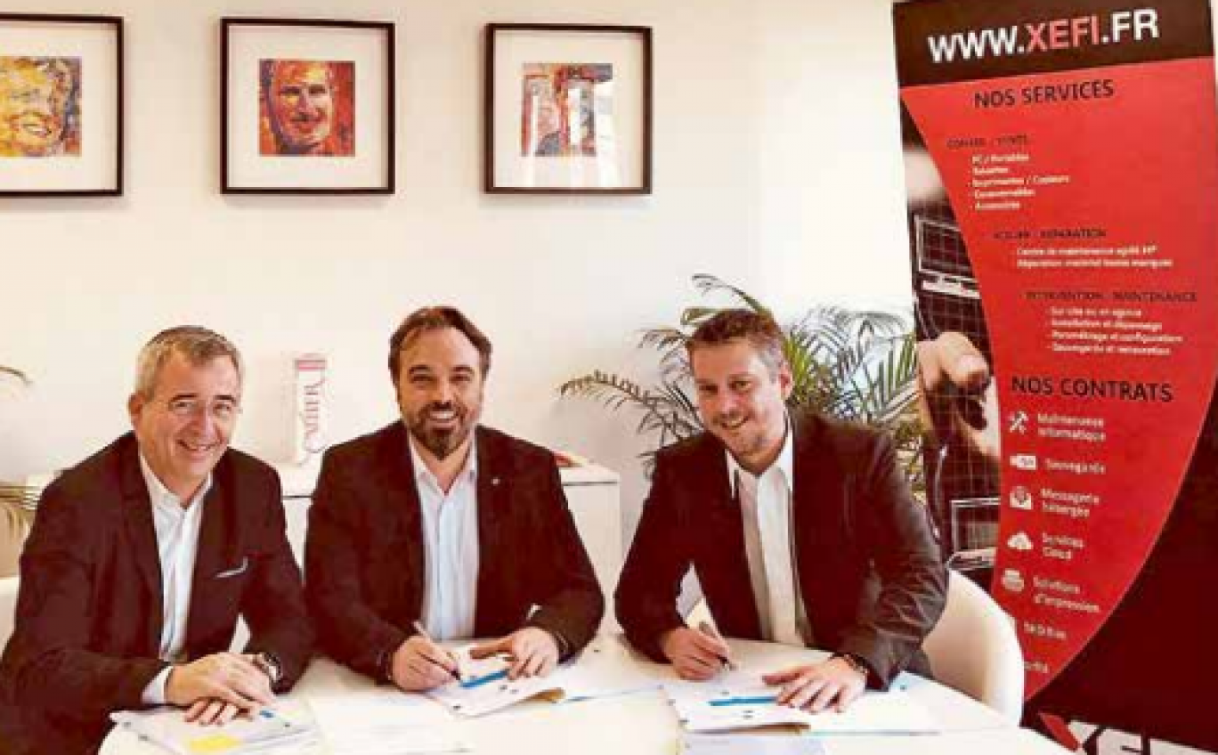 Les fondateurs de XEFI Senlis, lors de la signature avec l’un des responsables du réseau de franchise XEFI pour le lancement de l’agence de Compiègne.