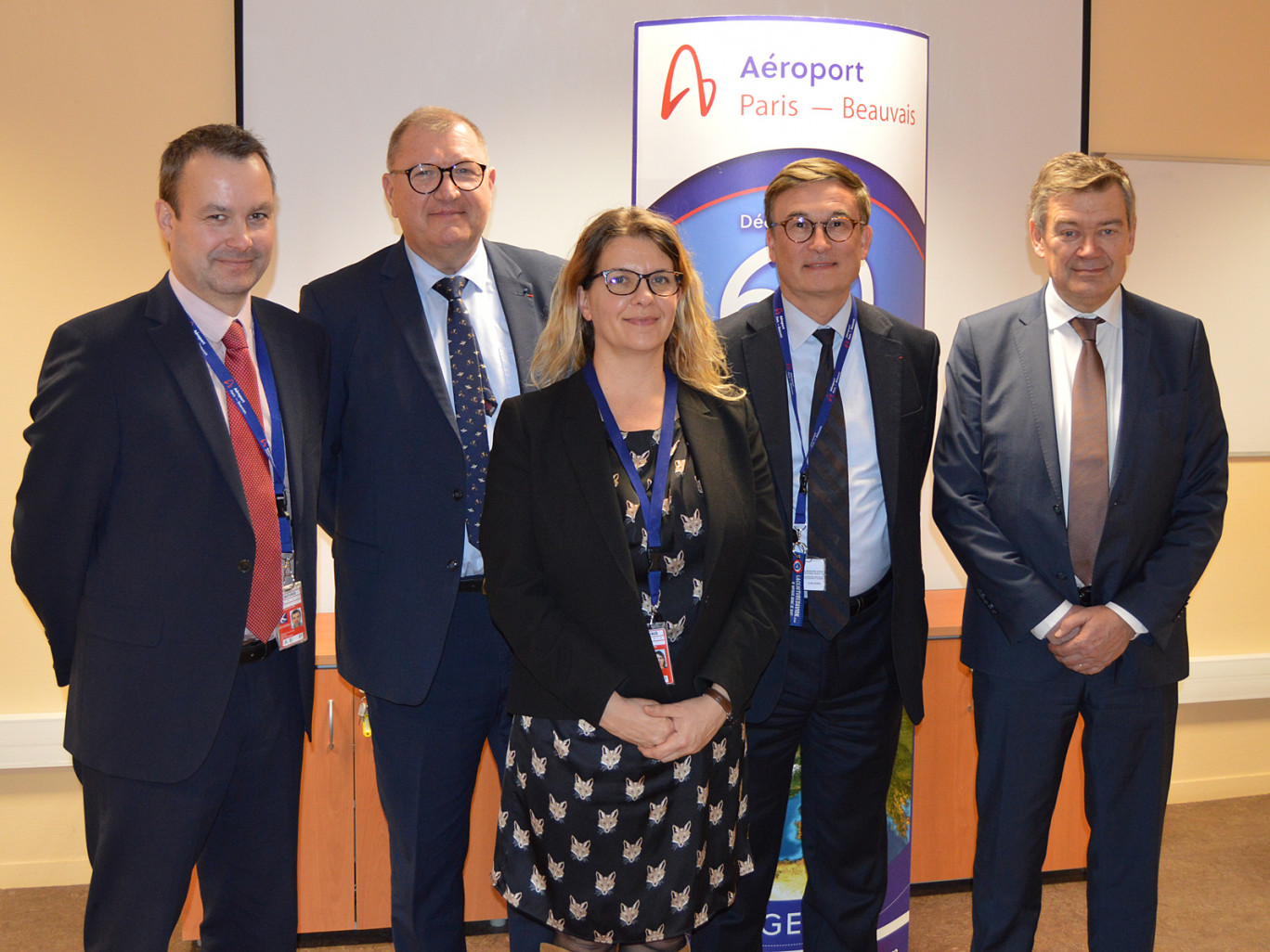 L’équipage de l’aéroport au complet : Edo Friart, Michel Peiffer et Zsofia Varay qui constituent le Directoire, le président du Conseil de surveillance François Rubichon et Philippe Hourdain, président de la CCI des Hauts-de-France, actionnaire majoritaire.