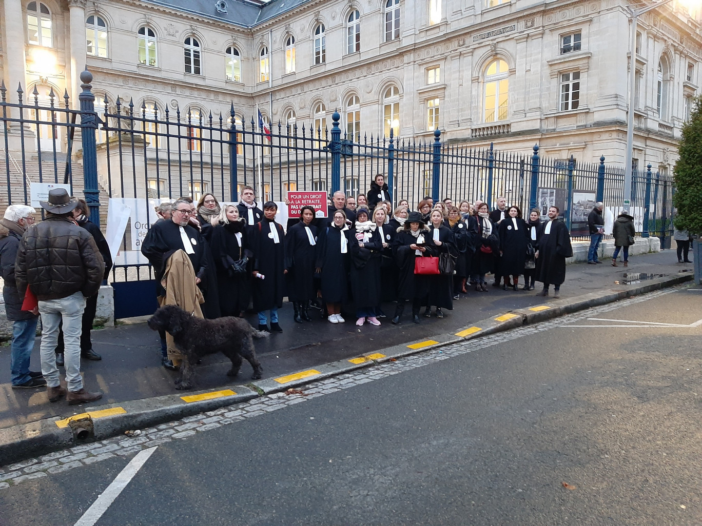 Les avocats du barreau d’Amiens en grève