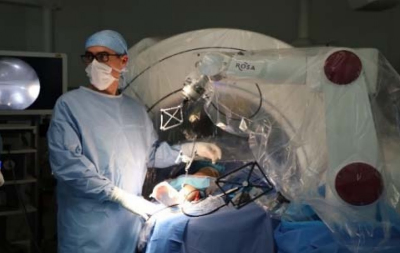 Dr F. DEROUSSEN, chirurgien orthopédique pédiatrique opérant des
enfants de ligaments croisés avec assistance robotisée février 2020 au
CHU Amiens-Picardie