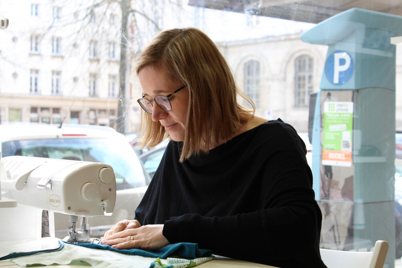 Valérie Limpens fait partager sa passion de la couture via des cours et ateliers dans sa boutique.
