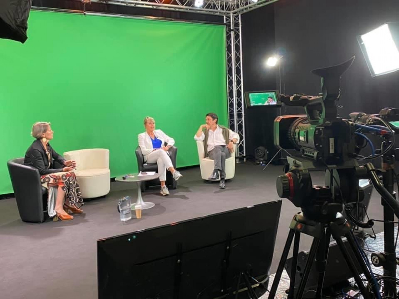 Laurence Petit-Dessaint animait cette conférence en ligne début juin depuis le studio TV installé par Trait de Lumières.