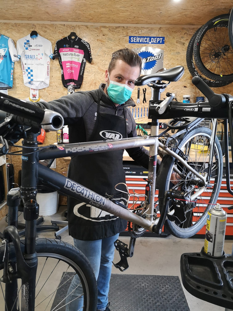 "Après avoir proposé du service d’enlèvement et livraison à domicile, Romain Roumégoux a rouvert sa boutique Repare Cycles." ©Repare Cycles