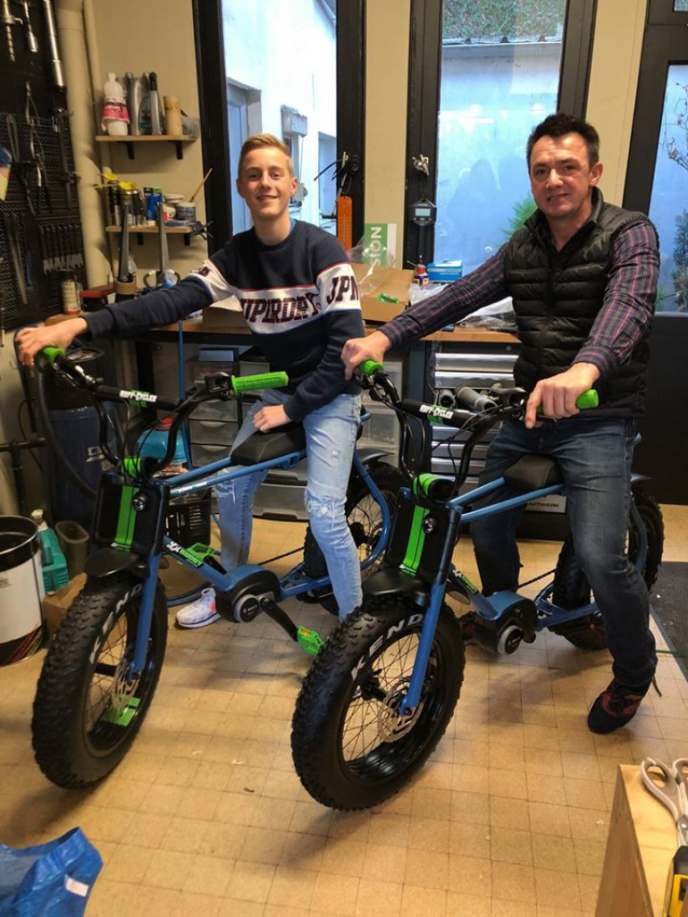 Avec son fils, en train de tester un nouveau modèle.