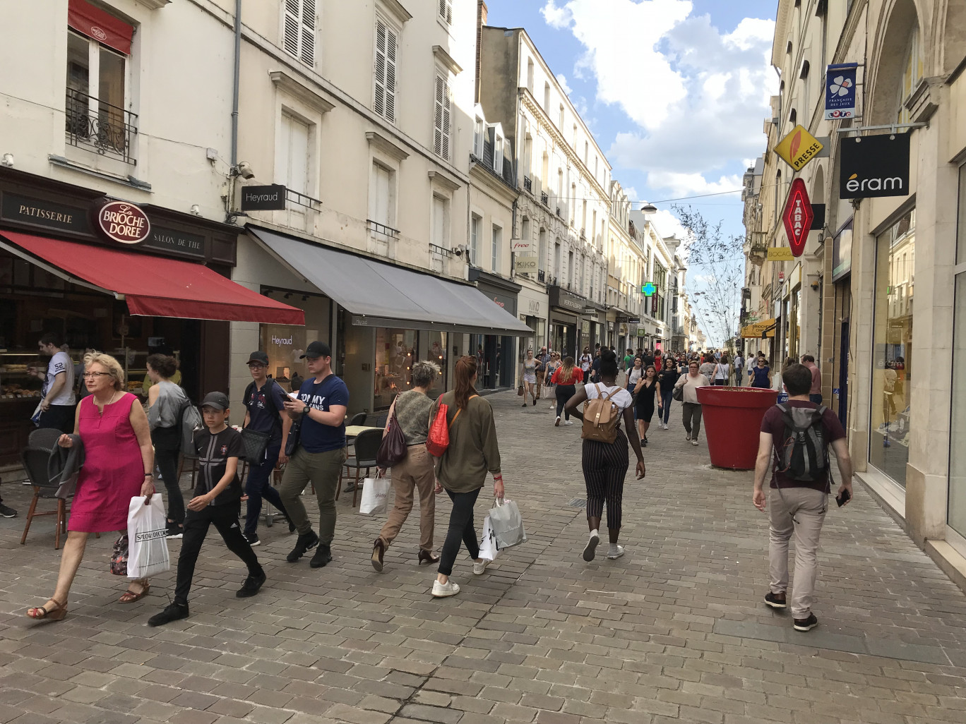 Une rue commerçante animée au Man.(c)O.Razmon