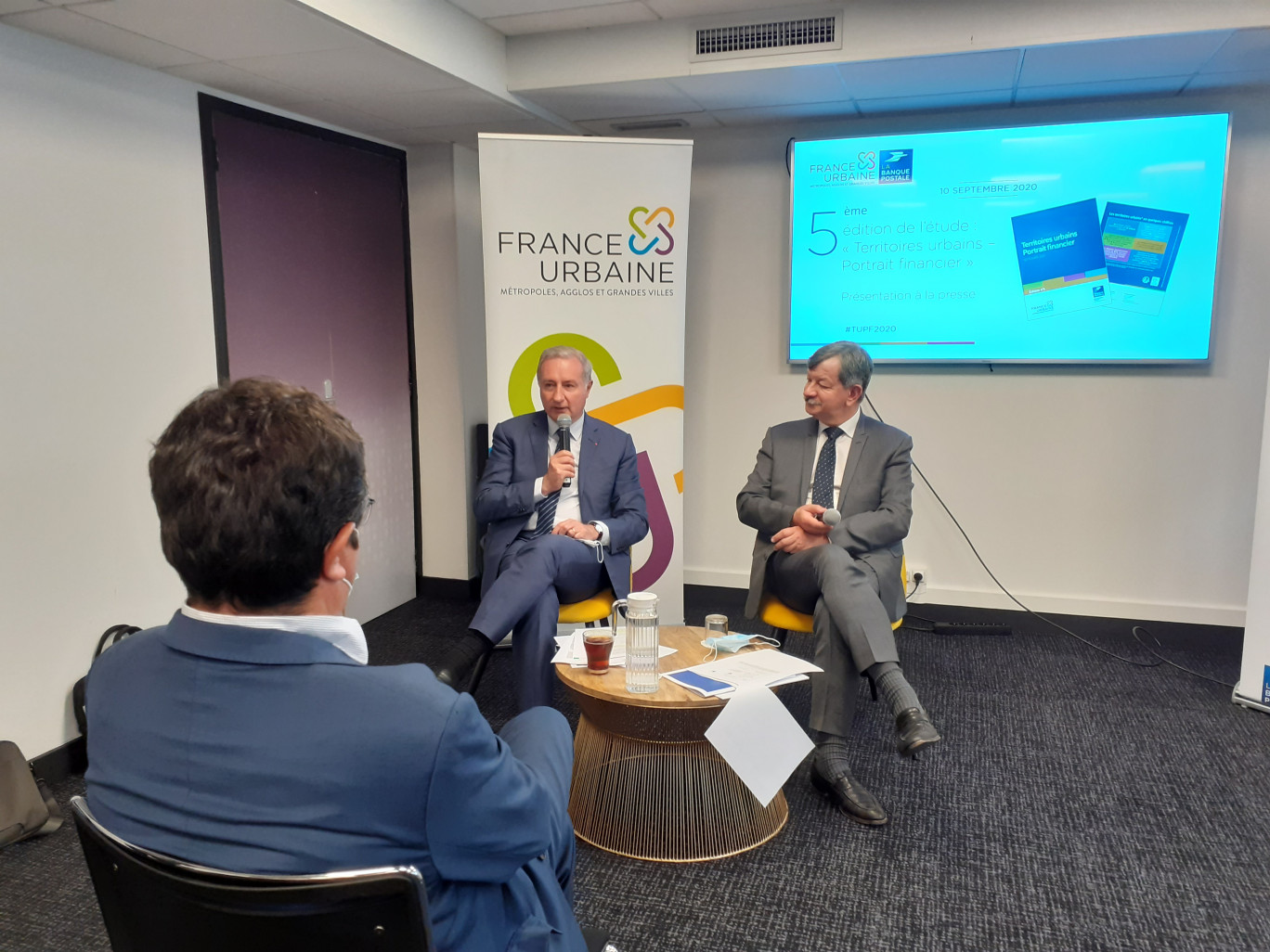 Jean-Luc Moudenc, président de France Urbaine et Luc Alain Vervisch, directeur des études de la Banque Postale.(c)A.Daubrée