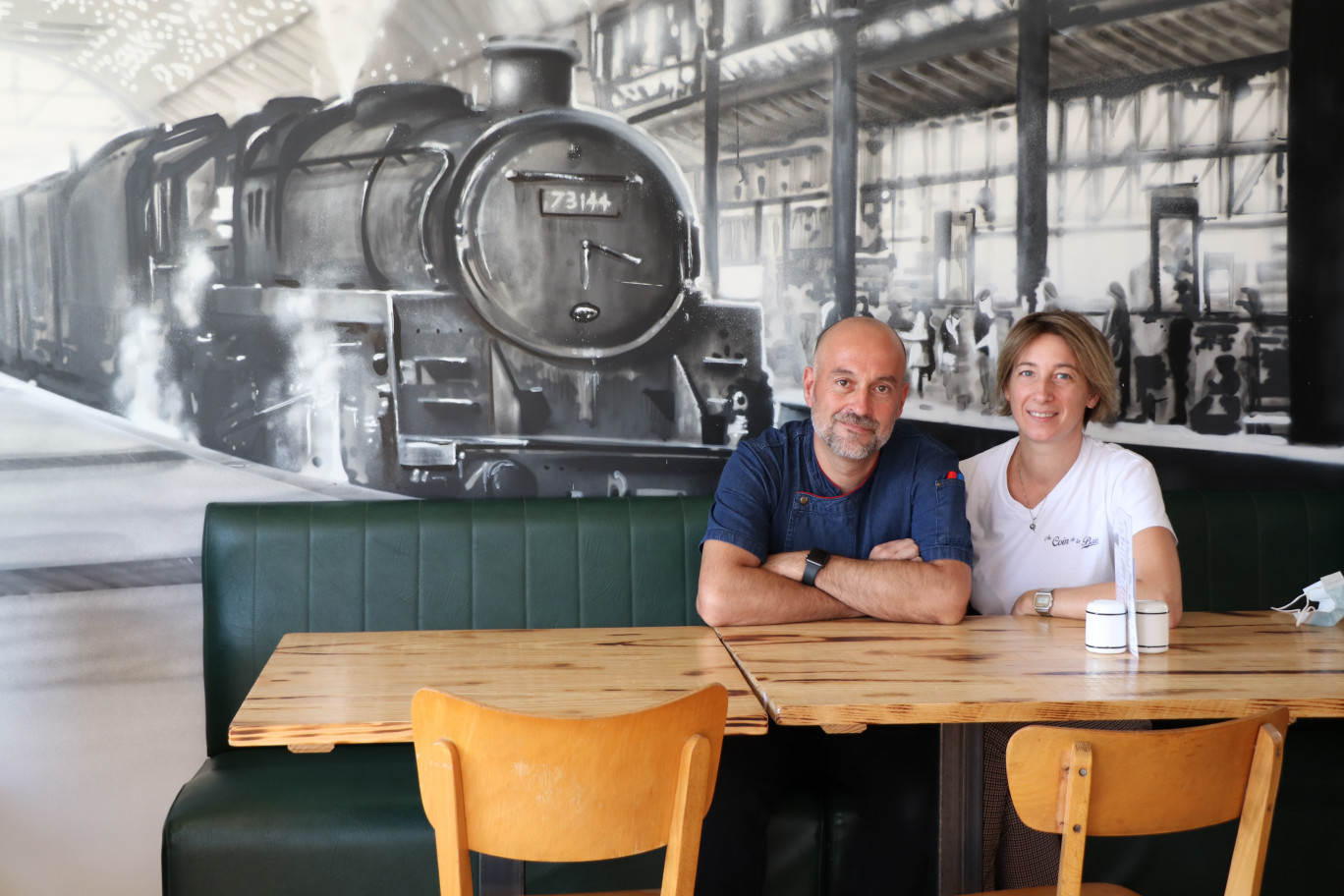 La locomotive rappelle que le train passe juste à côté du restaurant.