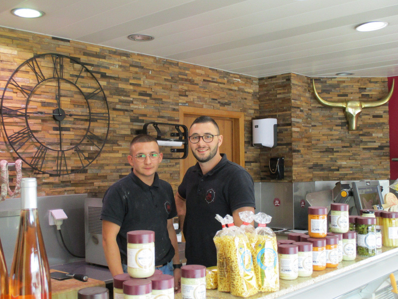 Ylan et Erwan Millau dans le décor fait main de la boucherie.