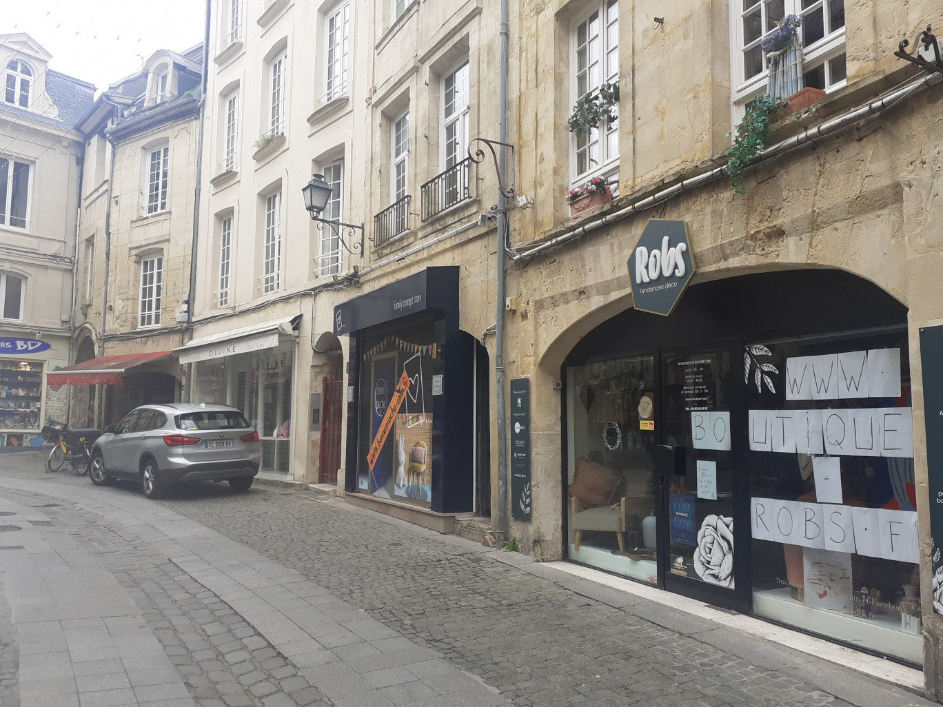 Les petits commerces (à Caen) affichent leur site Internet dans leurs vitrines. (c) Anne Daubrée pour DSI 