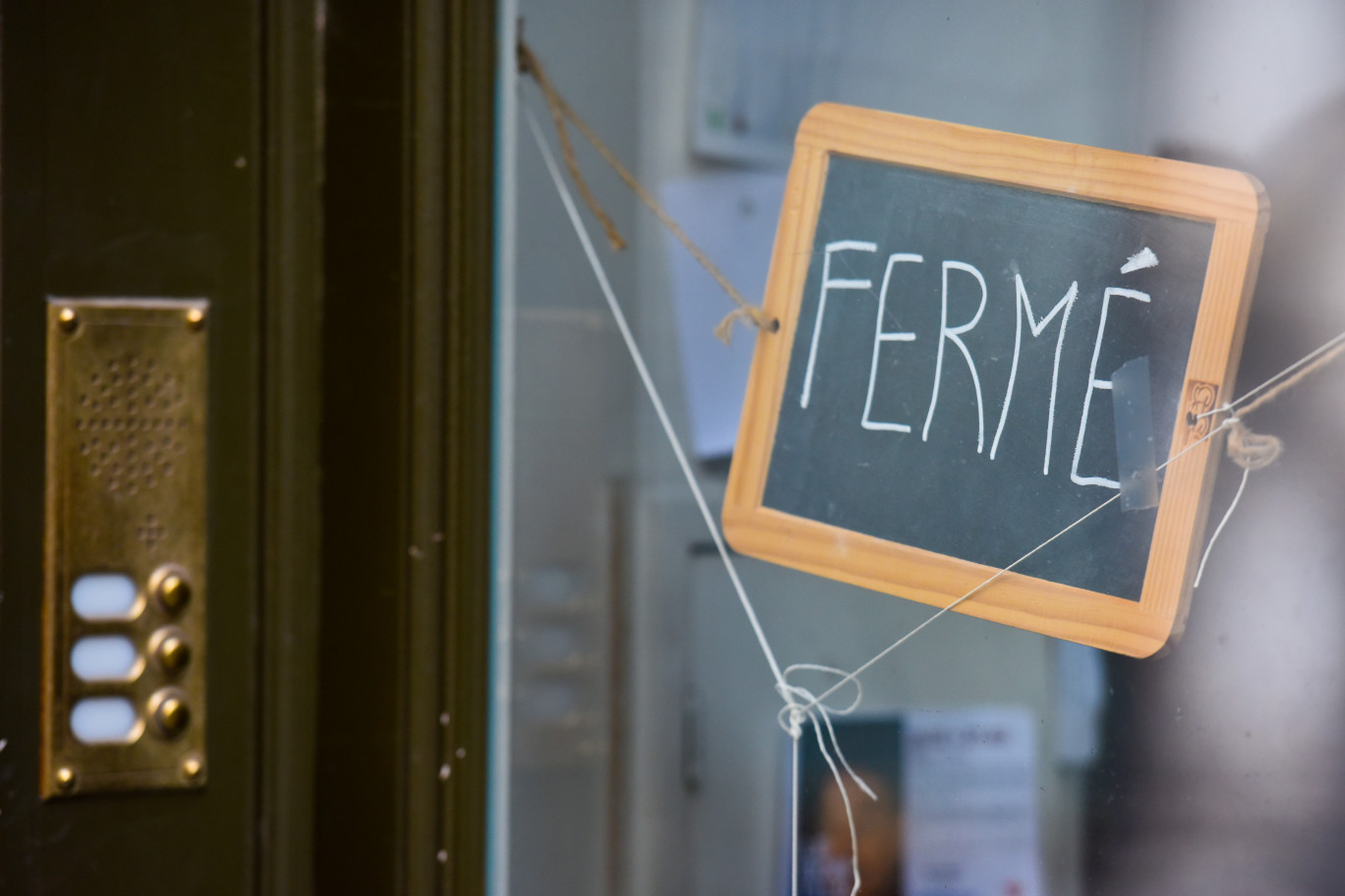 la fermeture des petits commerces "non essentiels" suscite des frictions très vives entre le gouvernement et des acteurs économiques, territoriaux et politiques. (c)AdobeStock