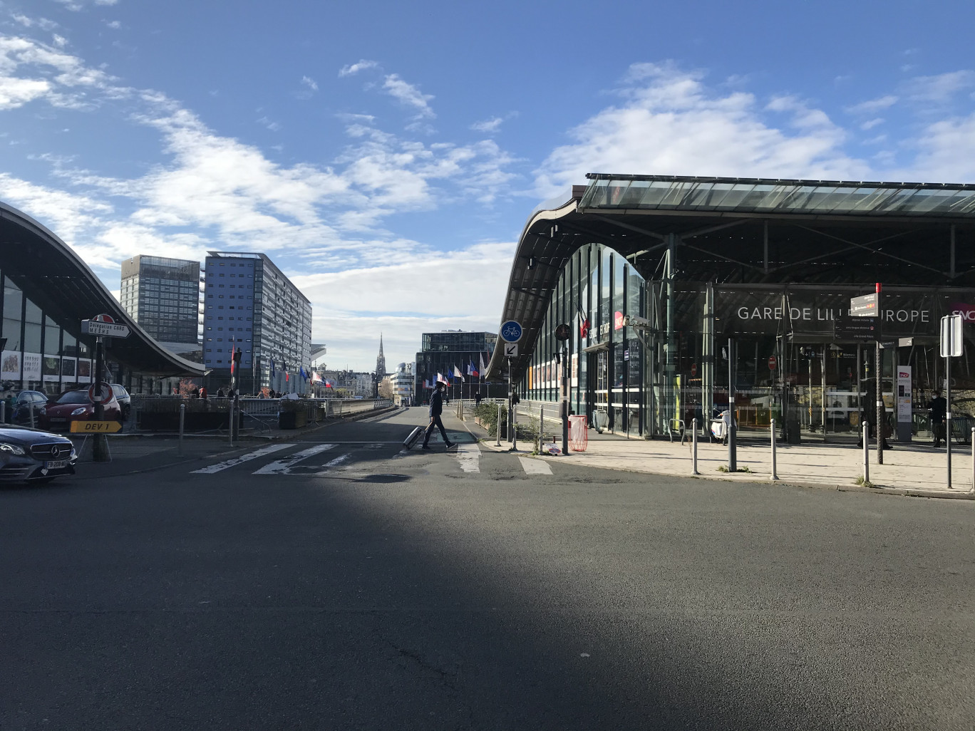 Devant la gare de Lille Europe, déserte, le 9 novembre.  (c) Olivier Razemon pour DSI