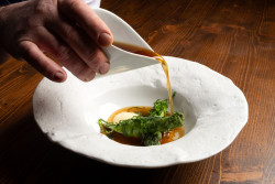 L&#039;asperge verte "fillette" de la maison Ferreint, mousseline à l&#039;estragon, bouillon de pot-au-feu. © Cyrille Struy