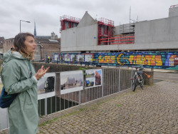 Lors de la visite du chantier ce 25 mai, Claire Lefort du CIAP a raconté l’histoire du quartier Saint-Leu. © Aletheia Press / DLP