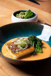 La recette du chef : bar de ligne, piquillos & petits pois, brocolettis grillés & rhubarbe locale. © Cyrille Struy
