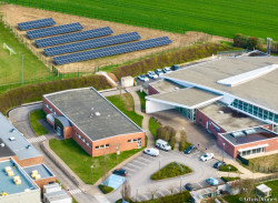 Des ombrières ont été installées à côté de la piscine de Breteuil pour produire sa propre énergie. © SE60