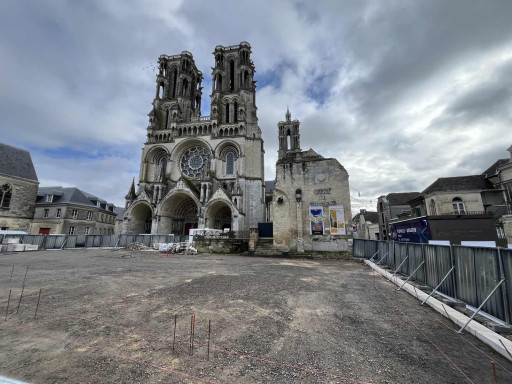 Laon : le parvis de la cathédrale en plein réaménagement